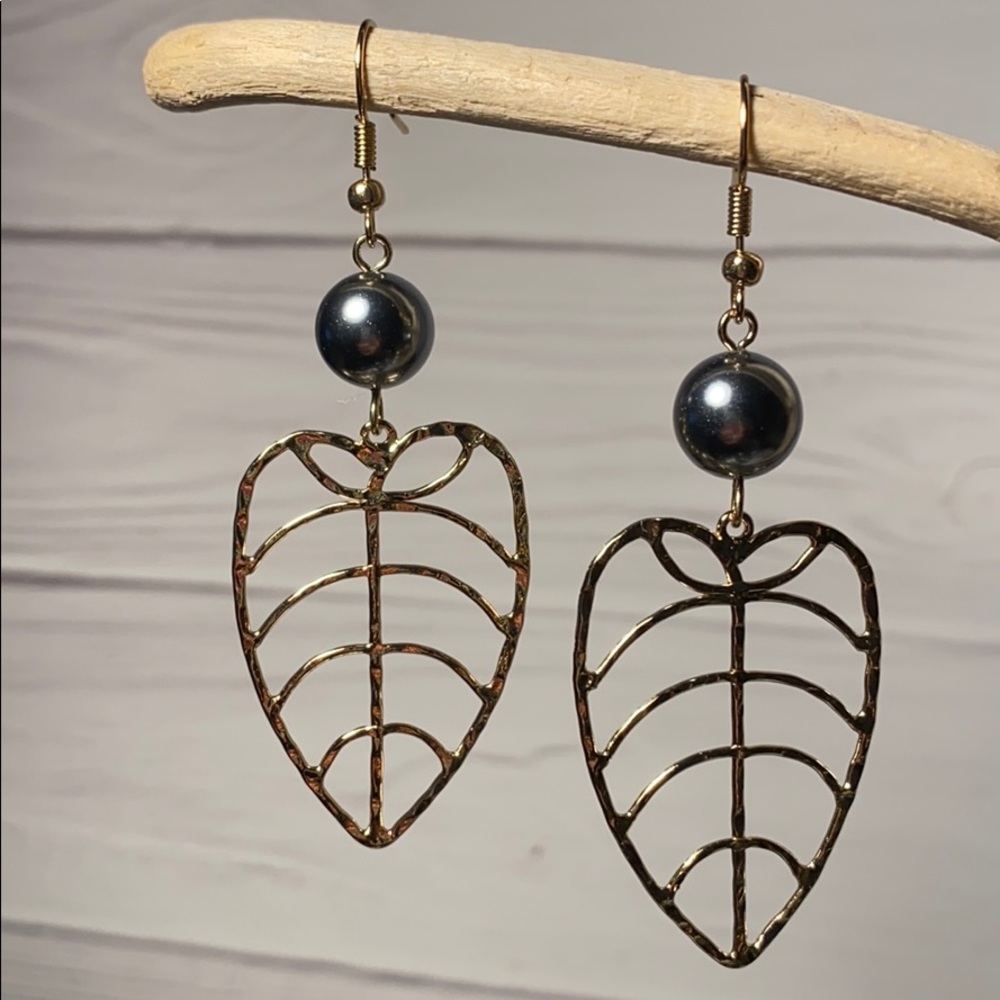 Hawaiian Taro Leaf with Shell Pearl Earrings
